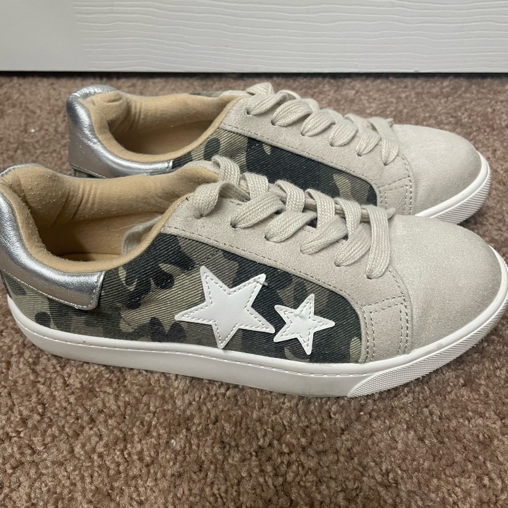 Soda tennis shoes size 6